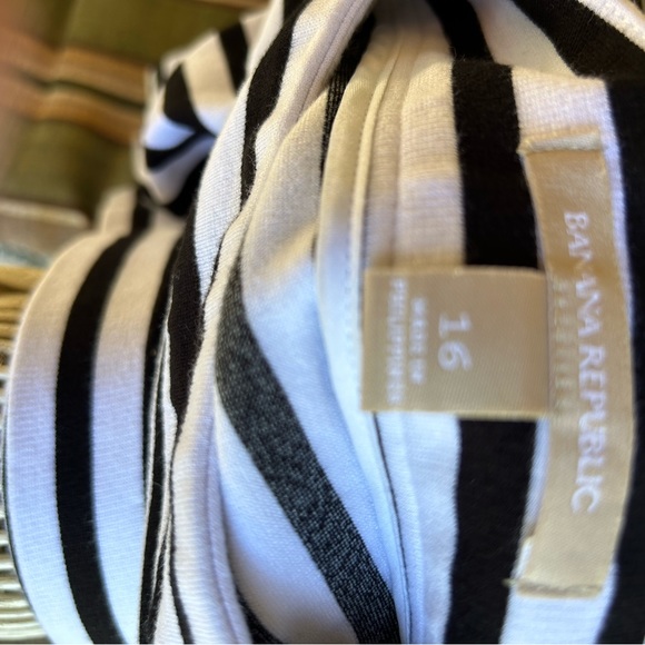 Banana Republic skirt side slits side zipper Sz 16. B & W stripes - Picture 3 of 5